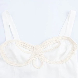 Haut court blanc sexy avec motif floral tressé beige et fines bretelles spaghetti
