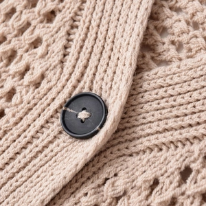 Beige ärmellose Strickweste mit V-Ausschnitt, Hohlmuster und einem schwarzen Rundknopf