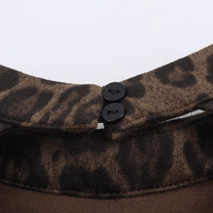 Détail du col arrière d'une robe léopard en suédine avec fermeture à double bouton