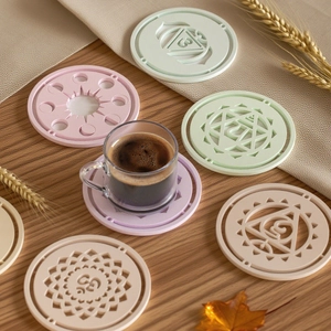Set sottobicchieri mandala in silicone Morandi con motivi cavi su tavolo in legno