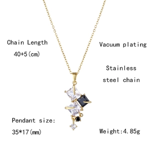 Dettaglio della collana geometrica in acciaio inossidabile con zircone e misure catena