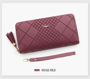Detalle de la cartera larga rojo rosa con diseño de diamantes y tirador de borla