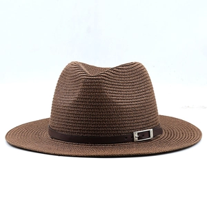 Dettaglio di cappello in paglia marrone scuro con cinturino in pelle e fibbia argento