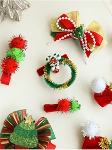 Détail de diverses pinces à cheveux de Noël avec nœuds, sapins et motifs de houx festifs