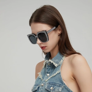 Fashionable oversized square sunglasses with sparkling rhinestone crystals for women
