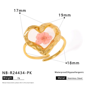 Macro view of golden heart-shaped stainless steel ring with dimensions 17mm to 19mm