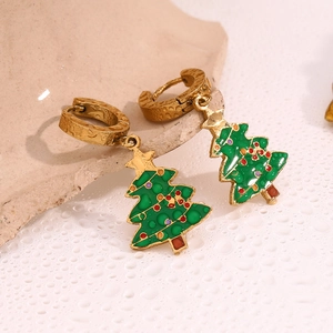 Makro-Detail von Weihnachtsbaum-Ohrringen mit Emaille auf gehämmertem 18K-Gold-Finish
