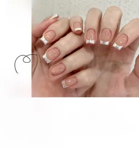 Détail de faux ongles French avec base nude et bordures argentées effet miroir