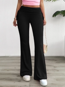 Détail du pantalon évasé noir à taille haute avec fronces et coupe slim ajustée