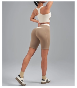 Détail du soutien-gorge de sport dos nageur et du short de cyclisme à taille haute