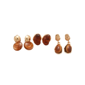 Ensemble de trois paires de boucles d'oreilles vintage en résine ambrée et or
