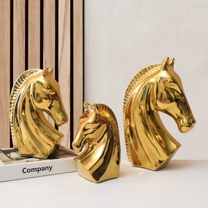 Set di tre sculture testa di cavallo dorata nordica con finitura a specchio galvanizzata