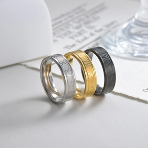 Detalle de anillos punk de 6mm en plata, oro y negro con números romanos grabados
