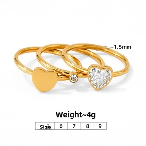 Dettaglio del set di tre anelli a cuore in zircone con larghezza 1,5 mm e peso di 4 g