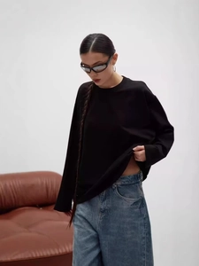 Maglietta nera minimalista in cotone a maniche lunghe con girocollo e vestibilità ampia