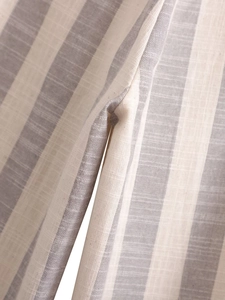 Macro de tissu rayé aspect lin avec coutures détaillées et tissage naturel de qualité