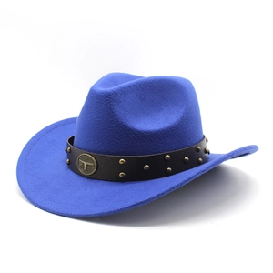 Détail d'un chapeau de cow-boy en feutre bleu roi avec bandeau et emblème de taureau