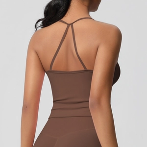 Dettaglio delle spalline incrociate sul reggiseno sportivo yoga marrone scuro elasticizzato