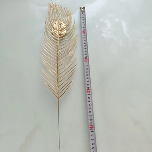Détail d'une feuille de plume de paon artificielle dorée de 42cm pour compositions florales