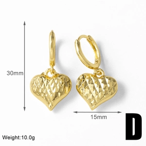 Dettaglio di orecchini a cuore placcati oro 18k con indicazione misura 30mm