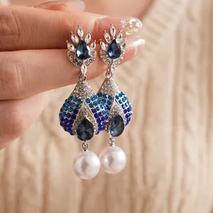Boucles d'oreilles vintage en argent avec cristaux bleu goutte et perles blanches