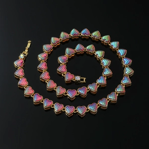 Collana cuore ghiacciato da uomo con trama a squame iridescenti in maglie dorate