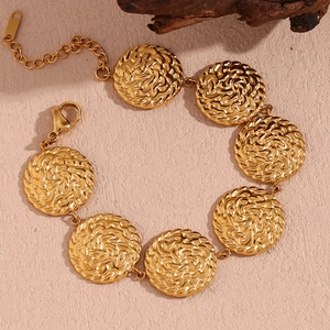 Dettaglio del bracciale in acciaio inossidabile placcato oro 18K con dischi martellati