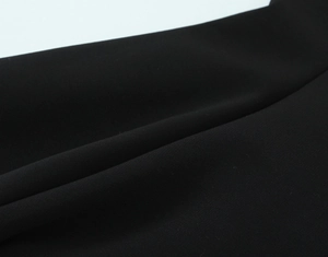 Macro dettagliata che mostra la trama fine del tessuto a maglia nera su un top sexy