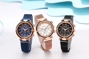 Trois élégantes montres à quartz en maille bleue, or rose et noire avec petits cadrans