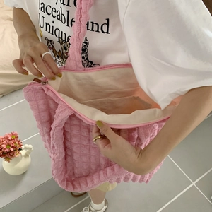Vista interna che mostra la trama a bolle rosa, fodera beige e tasca con cerniera