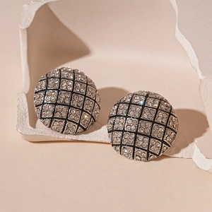 Detailaufnahme der runden Vintage-Ohrstecker mit geometrischem Strass-Gittermuster