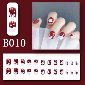 Korte ronde plaknagels in rood en wit met cartoon konijn en hartjes druppel design