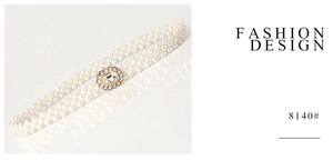 Nahaufnahme der eleganten dreireihigen Perlen-Taillenkette mit funkelnder Strass-Schnalle