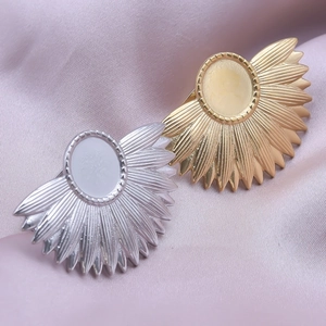 Detail of fan-shaped radiating stainless steel ring base in gold and silver plating