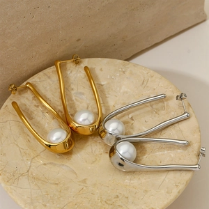 Minimalist U-shaped geometric earrings with round pearls in gold and silver finish