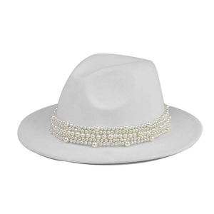 Vista detallada del elegante sombrero fedora blanco de fieltro con adornos de perlas
