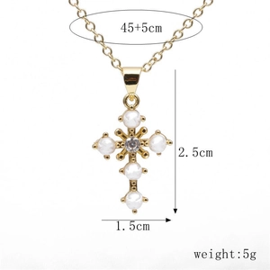 Vue détaillée du pendentif croix dorée avec perles et zircon sur chaîne de 45cm