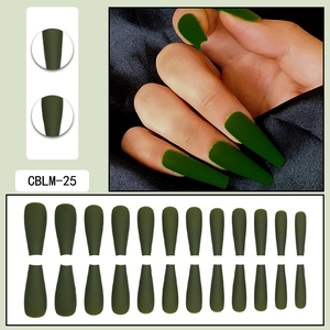 Dettaglio di unghie finte lunghe ballerina verde scuro opaco con set da 24 pezzi in mostra
