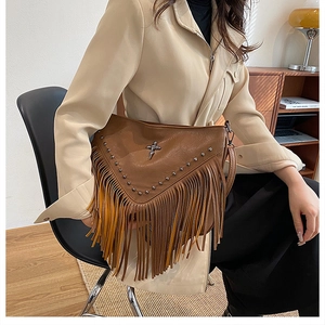 Sac à bandoulière en cuir PU marron avec de longues franges et pendentifs en croix