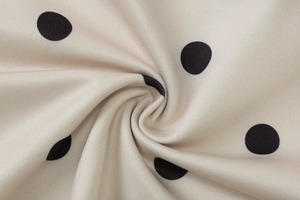 Nahaufnahme von aprikosenfarbenem Polka-Dot-Stoff mit weichem Fall und feiner Textur