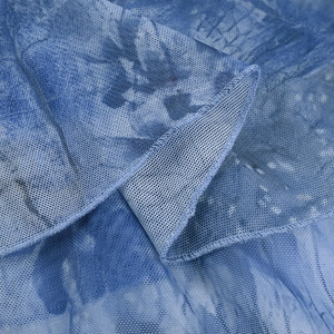 Gros plan de la texture du tissu en maille bleue et détails de couture sur la robe