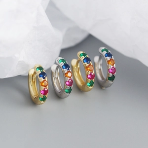 Vue détaillée des boucles d'oreilles créoles avec zircons multicolores en or et argent