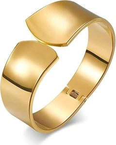 Dettaglio macro del bracciale rigido dorato lucido con chiusura a cerniera e finitura