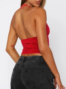 Detalle del diseño de espalda de top rojo halter con patchwork de encaje y aberturas