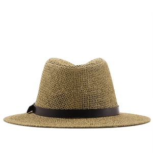 Chapeau de paille classique beige avec ruban en cuir marron pour protection solaire extérieure