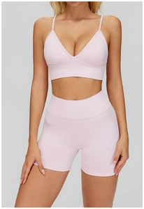 Détails de l'ensemble de yoga côtelé rose avec brassière en V et short taille haute