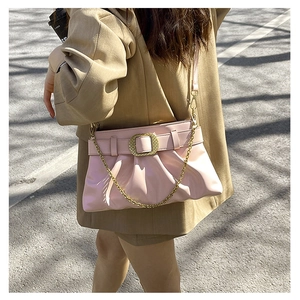 Vue détaillée du sac nuage plissé rose avec grande boucle dorée et bandoulière en chaîne