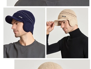 Détails d'un bonnet d'hiver en tricot avec cache-oreilles, visière et étiquette Joy Lord