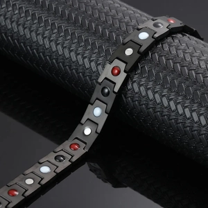 Magnet-Therapie Armband für Herren aus vergoldetem Edelstahl auf dunklem Hintergrund