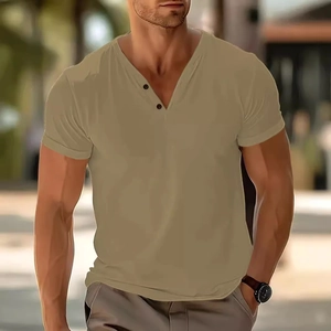 Nahaufnahme eines khakifarbenen Henley-T-Shirts mit V-Ausschnitt und Strickstruktur